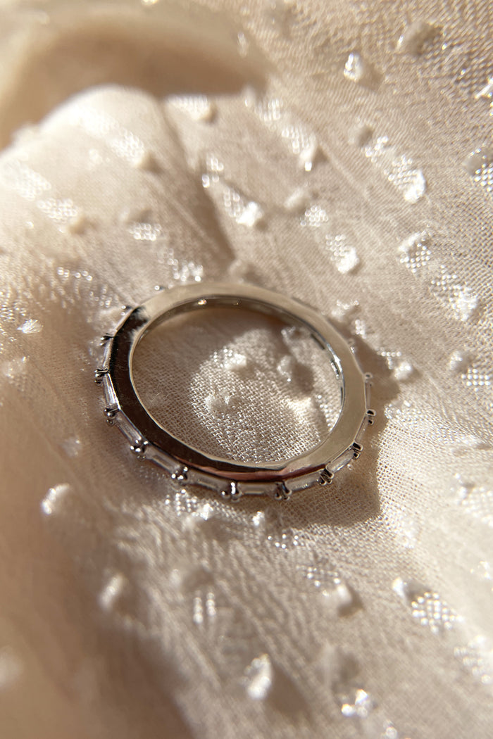 Dione Ring