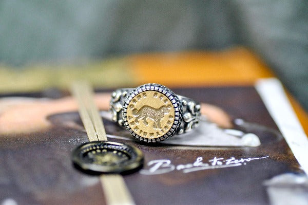 Dog Latin Motto Fleur De Lis Signet Ring - Backtozero B20 - 12f, 12mm, 12mm ring, 925 Silver, accessory, Ambitious, Fleur de Lis, him, Intaglio, Intaglio ring, jewelry, latin, latin motto, Message, motivation, ring, seal, seal ring, signet, size 10, size 11, size 8, size 9, wax seal, wax seal stamp