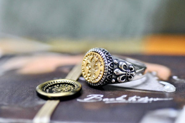 Fleur de Lis Latin Motto Fleur De Lis Signet Ring - Backtozero B20 - 12f, 12mm, 12mm ring, 925 Silver, accessory, conquer, Fleur de Lis, him, Intaglio, Intaglio ring, jewelry, latin, latin motto, Message, purity, ring, seal, seal ring, signet, size 10, size 11, size 8, size 9, wax seal, wax seal stamp