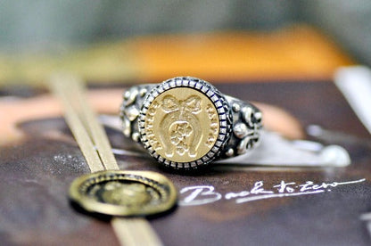 Horseshoe Clover Latin Motto Fleur De Lis Signet Ring - Backtozero B20 - 12f, 12mm, 12mm ring, 925 Silver, accessory, bow, Fleur de Lis, fortune, him, Intaglio, Intaglio ring, jewelry, latin, latin motto, luck, Message, ribbon, ring, seal, seal ring, Shamrock, signet, size 10, size 11, size 8, size 9, wax seal, wax seal stamp