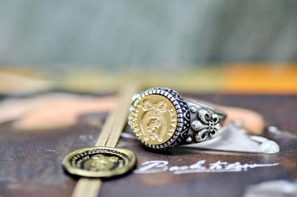 Horseshoe Clover Latin Motto Fleur De Lis Signet Ring - Backtozero B20 - 12f, 12mm, 12mm ring, 925 Silver, accessory, bow, Fleur de Lis, fortune, him, Intaglio, Intaglio ring, jewelry, latin, latin motto, luck, Message, ribbon, ring, seal, seal ring, Shamrock, signet, size 10, size 11, size 8, size 9, wax seal, wax seal stamp