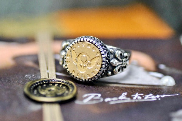 Lock with Wings Latin Motto Fleur De Lis Signet Ring - Backtozero B20 - 12f, 12mm, 12mm ring, 925 Silver, accessory, faith, faithful, Fleur de Lis, him, Intaglio, Intaglio ring, jewelry, latin, latin motto, loyalty, Message, ring, seal, seal ring, signet, size 10, size 11, size 8, size 9, trust, wax seal, wax seal stamp