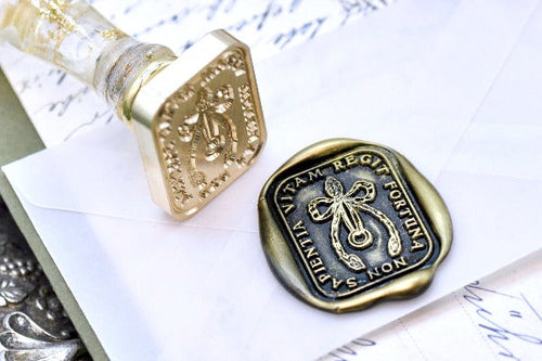 Wishbone Latin Motto Wax Seal Stamp - Backtozero B20 - antique, fortune, latin, latin motto, luck, Message, Retro, rounded rectangle, Signature, signaturehandle